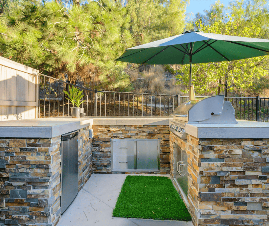 outdoor kitchen in backyard